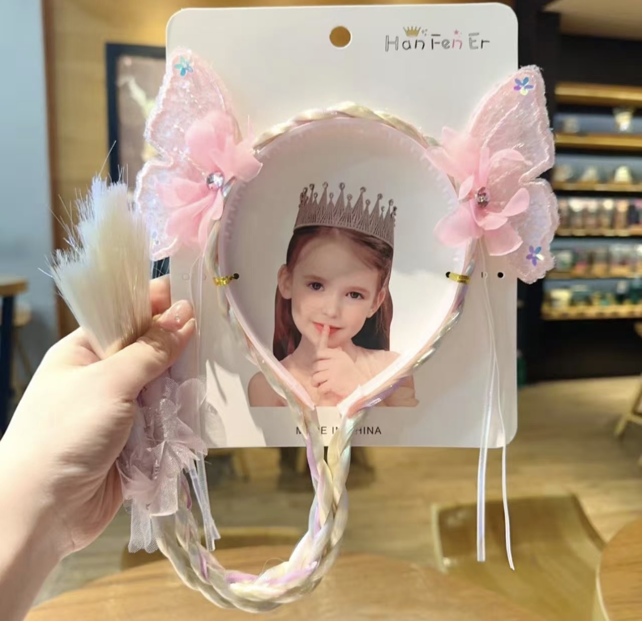 Cerc  delicată cu aripi decorative și două codițe